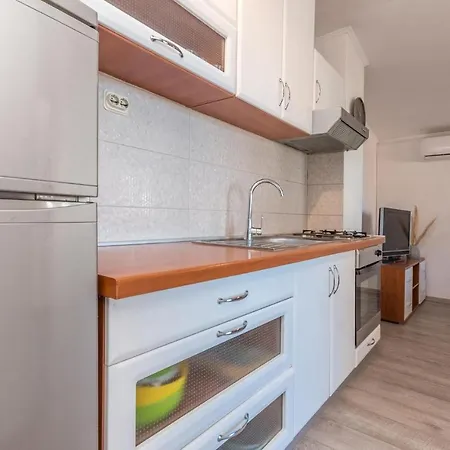 1 Bedroom Awesome In Apartment *