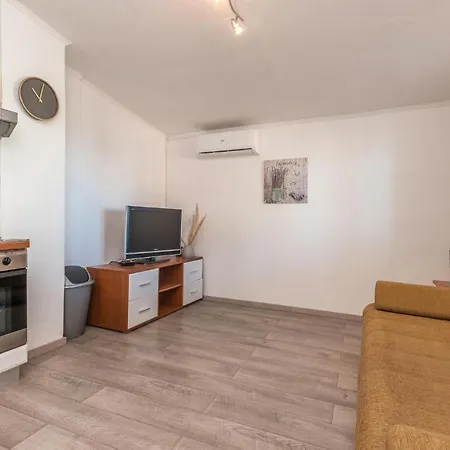 Cozy In With House Sea View Neviđane