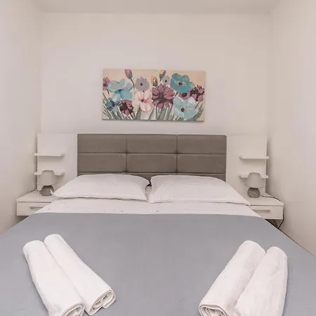 1 Bedroom Awesome In Apartment